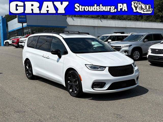 Certified 2025 Chrysler Pacifica Limited FWD image 1