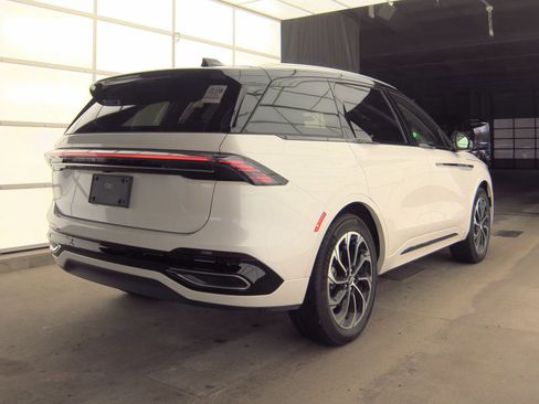 Used 2025 Lincoln Nautilus Reserve AWD/4WD image 17