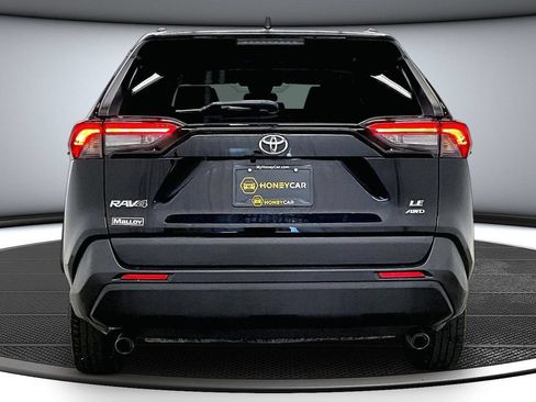 Used 2021 Toyota RAV4 LE AWD/4WD image 5