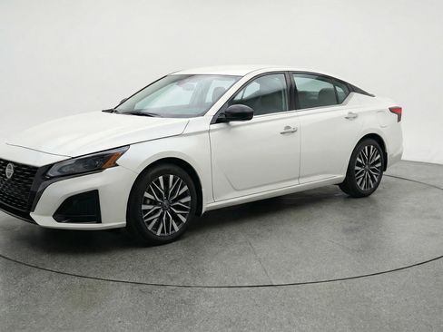 Used 2025 Nissan Altima 2.5 SV FWD image 3