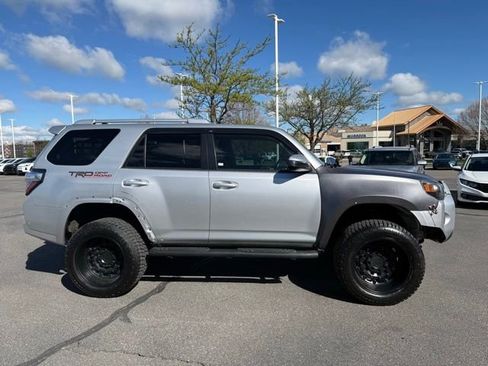 Used 2018 Toyota 4Runner SR5 AWD/4WD image 5