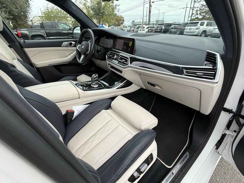 Used 2021 BMW X7 M50i image 13