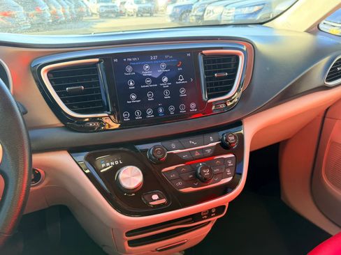 Used 2019 Chrysler Pacifica Touring Plus w/ Tire & Wheel Group image 20