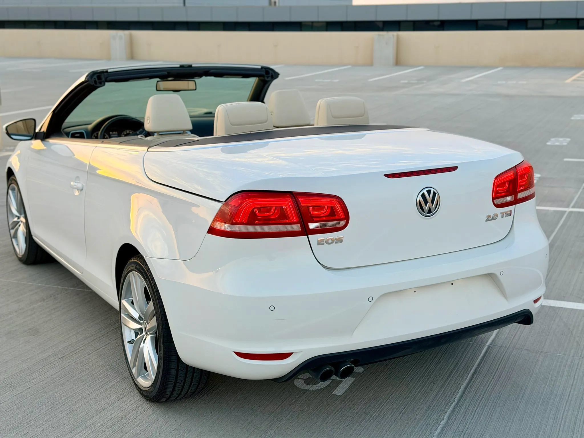 Used 2014 Volkswagen Eos Executive FWD image 2