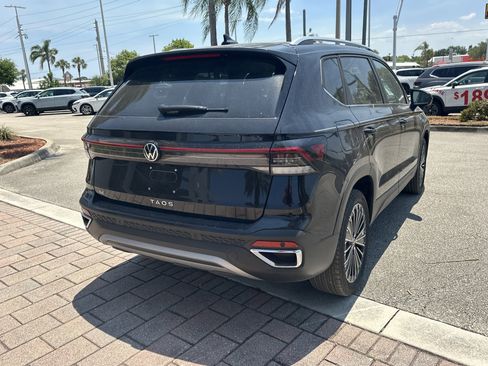 New 2026 Volkswagen Taos SE FWD image 7
