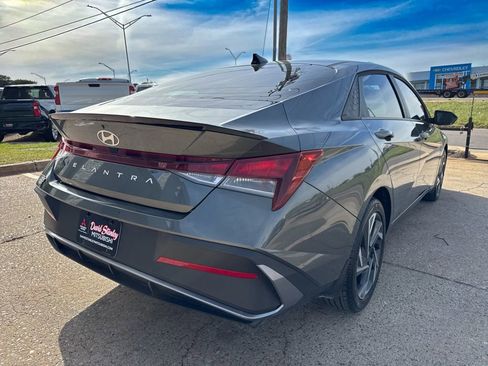 Used 2025 Hyundai Elantra Sport image 4