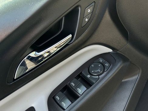 Used 2022 Chevrolet Equinox LS FWD image 19