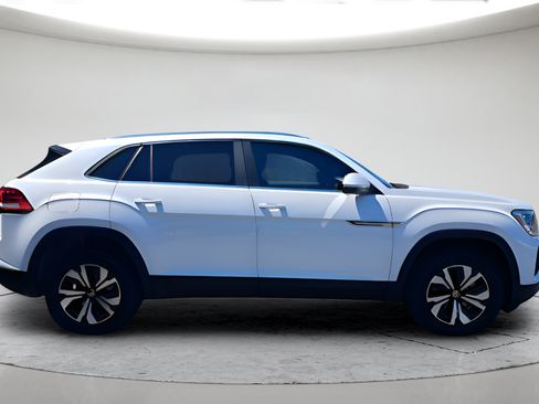 New 2026 Volkswagen Atlas Cross Sport SE AWD/4WD image 2