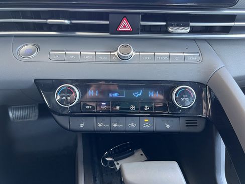 Used 2023 Hyundai Elantra SEL w/ Convenience Package image 18