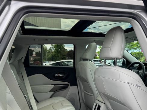 Used 2019 Jeep Cherokee Limited AWD/4WD image 16