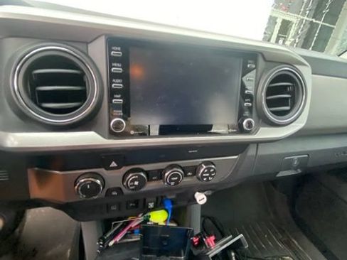 Used 2020 Toyota Tacoma SR5 AWD/4WD image 16