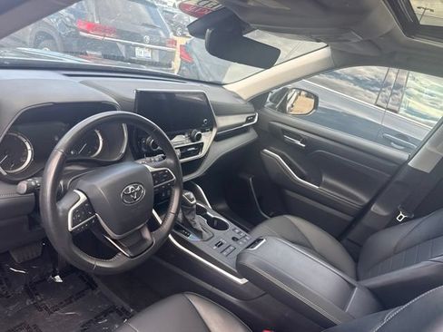 Used 2024 Toyota Highlander XLE AWD/4WD image 12