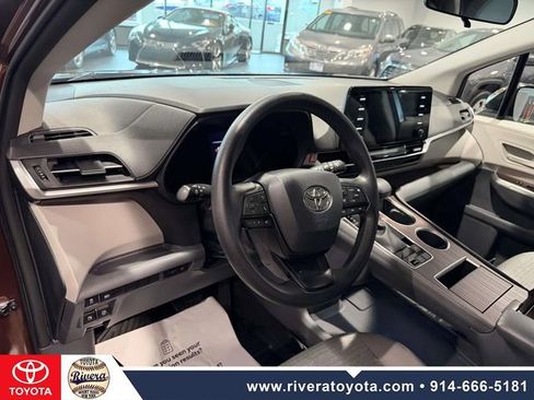 Used 2023 Toyota Sienna LE FWD image 12
