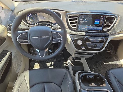 Used 2024 Chrysler Pacifica Limited FWD image 19