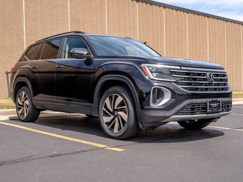 Used 2024 Volkswagen Atlas SE AWD/4WD image 2