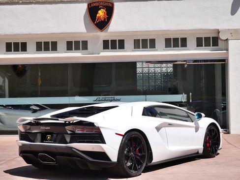 Used 2018 Lamborghini Aventador S AWD/4WD image 3