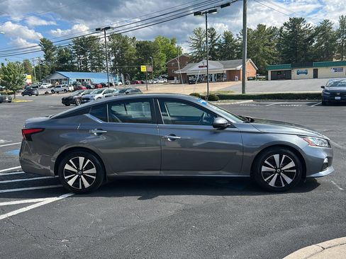 Used 2022 Nissan Altima 2.5 SV FWD image 9