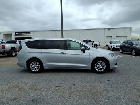 Used 2023 Chrysler Voyager LX FWD image 9