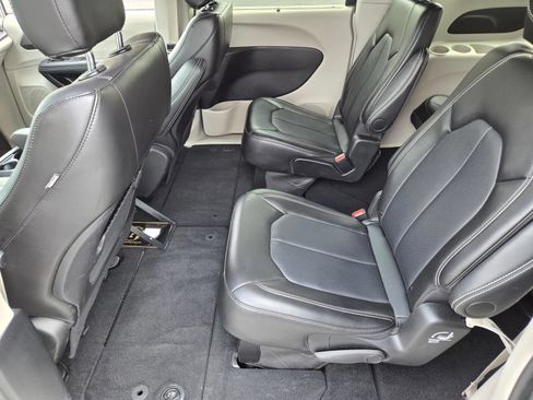 Used 2024 Chrysler Pacifica Touring-L FWD image 10