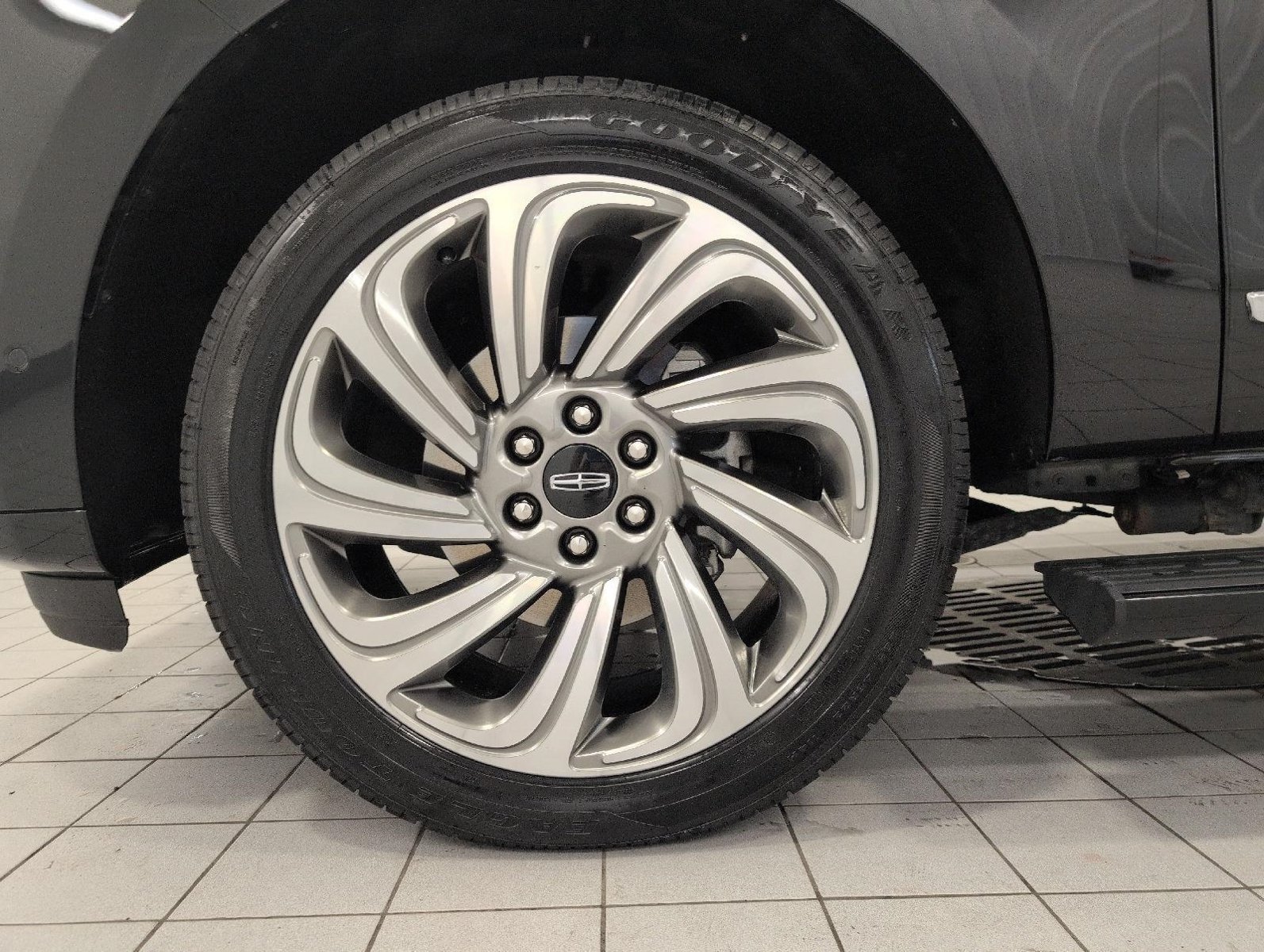 Used 2023 Lincoln Navigator Reserve AWD/4WD image 3