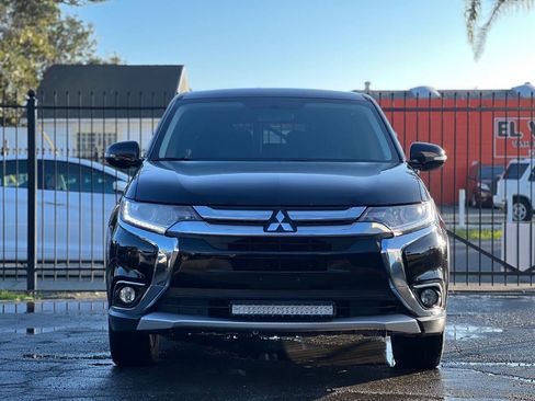 Used 2016 Mitsubishi Outlander SE image 2