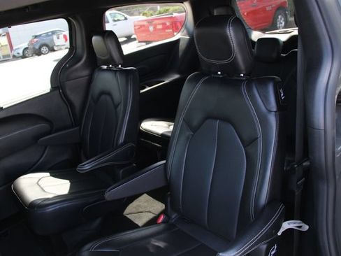 Used 2025 Chrysler Pacifica Select FWD image 26
