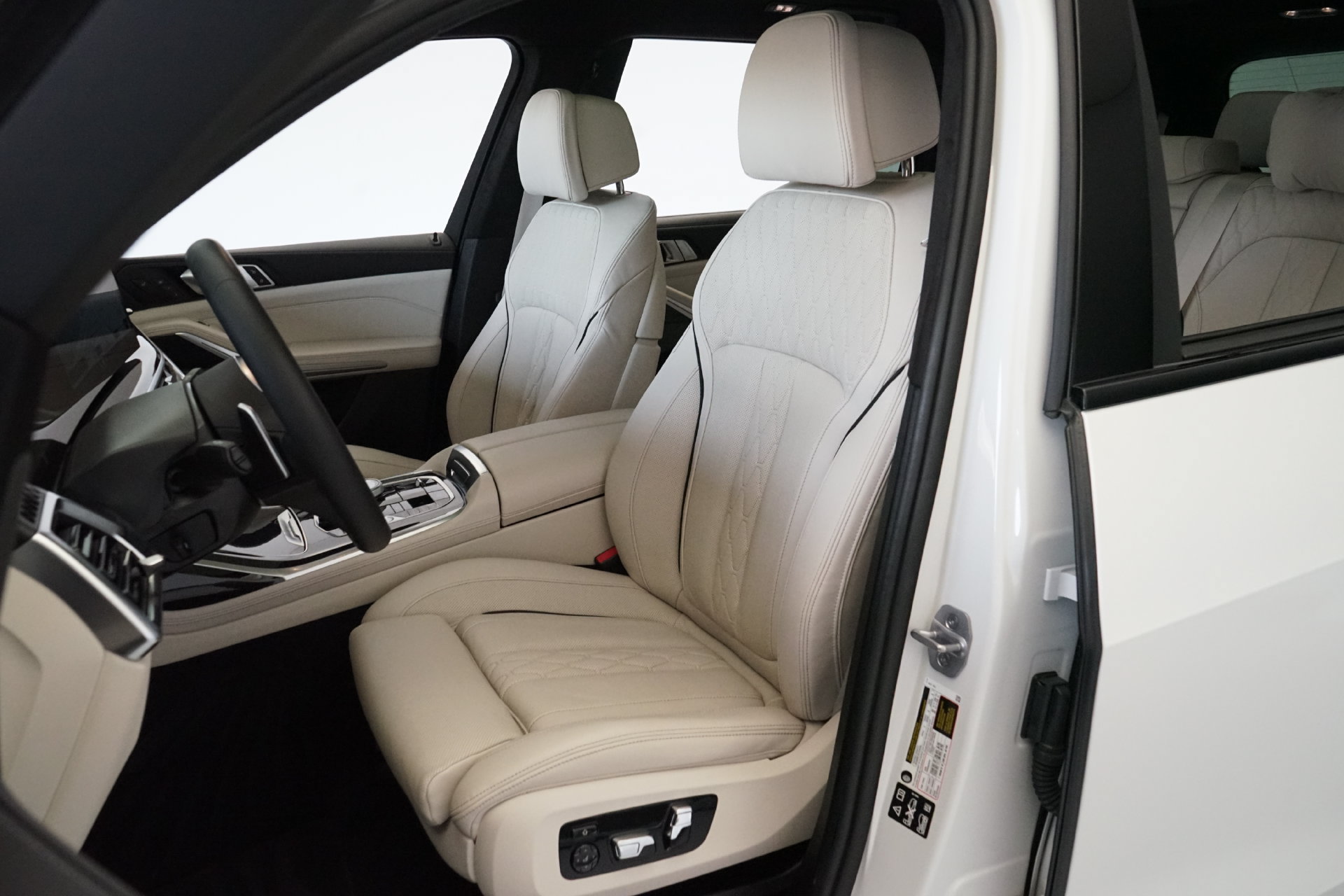 Used 2026 BMW X7 xDrive40i w/ Executive Package AWD/4WD image 3