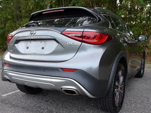Used 2017 INFINITI QX30 Premium w/ Navigation Package image 9