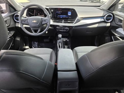 Used 2025 Chevrolet Trax LT FWD image 8