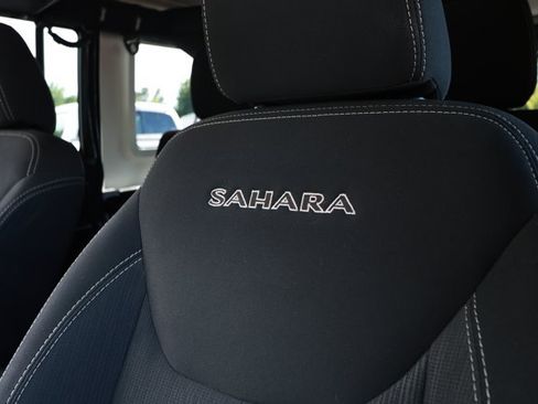 Used 2016 Jeep Wrangler Unlimited Sahara w/ Connectivity Group AWD/4WD image 21