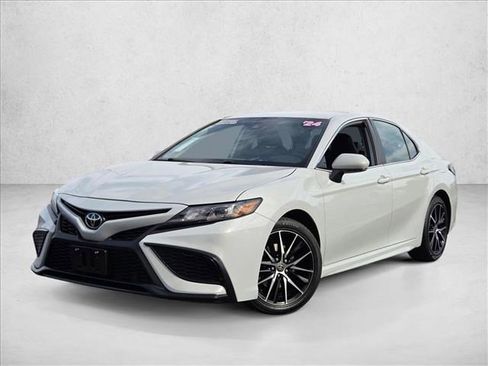 Used 2024 Toyota Camry SE image 1