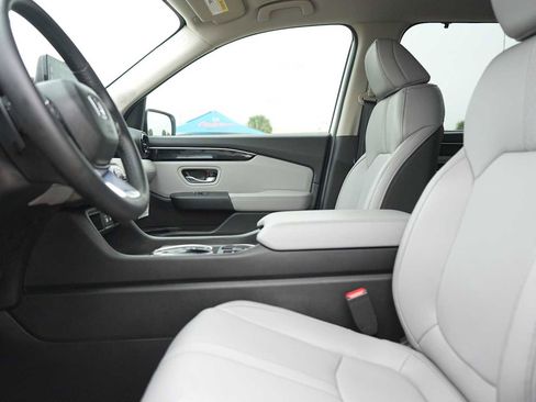 Used 2025 Honda Pilot EX-L image 11