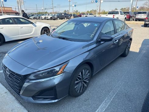 Used 2025 Nissan Altima 2.5 SV image 1