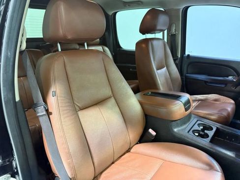 Used 2013 Chevrolet Avalanche LS image 21