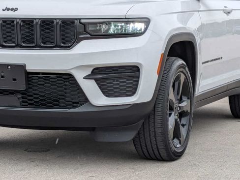 Certified 2023 Jeep Grand Cherokee Altitude AWD/4WD image 11