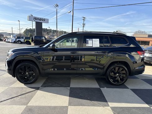 Used 2024 Volkswagen Atlas SE w/ Black Wheel Package image 7