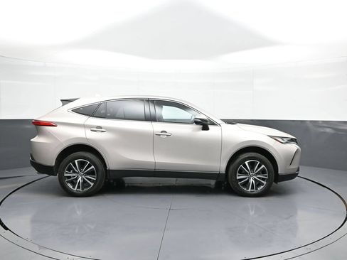 Used 2024 Toyota Venza LE AWD/4WD image 5