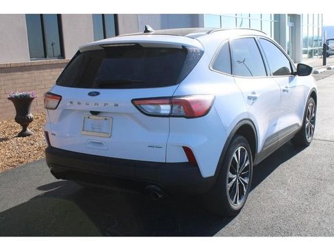 Used 2022 Ford Escape SE w/ SE Sport Appearance Package image 3