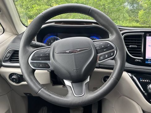 Used 2023 Chrysler Pacifica Limited AWD/4WD image 19