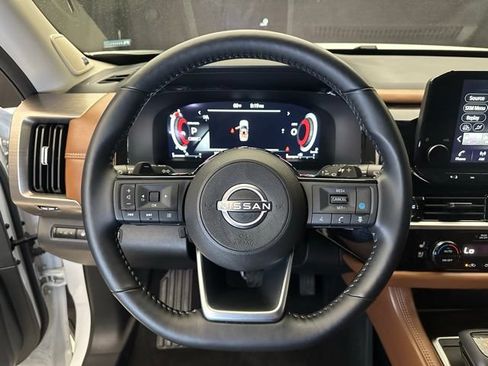 Used 2025 Nissan Pathfinder Platinum AWD/4WD image 25