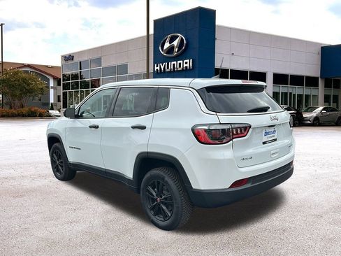 Used 2022 Jeep Compass Sport image 3