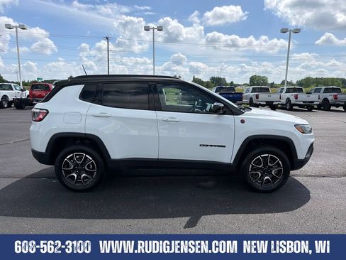 Used 2025 Jeep Compass Trailhawk AWD/4WD image 6