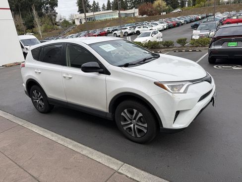 Used 2018 Toyota RAV4 LE image 6