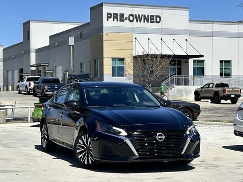 Used 2024 Nissan Altima 2.5 SV image 2