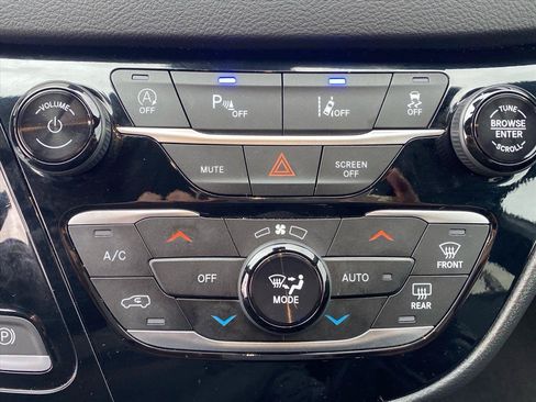 Used 2025 Chrysler Pacifica Select FWD image 13