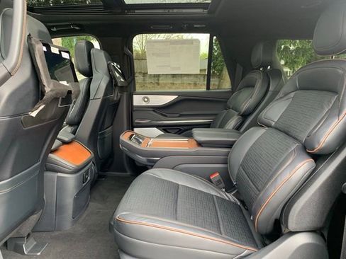 New 2026 Lincoln Navigator L Black Label AWD/4WD image 17