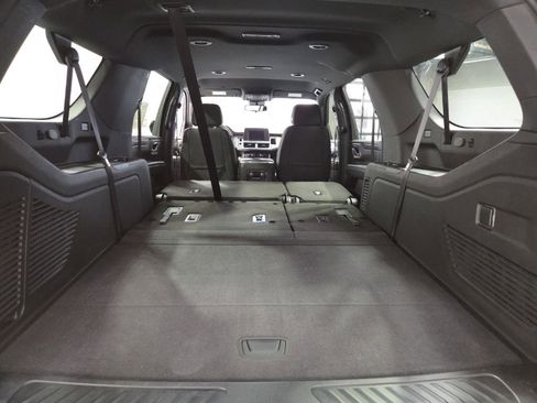 Used 2023 Chevrolet Suburban LS image 37