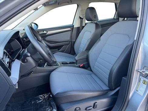 Used 2025 Volkswagen Jetta SE image 9