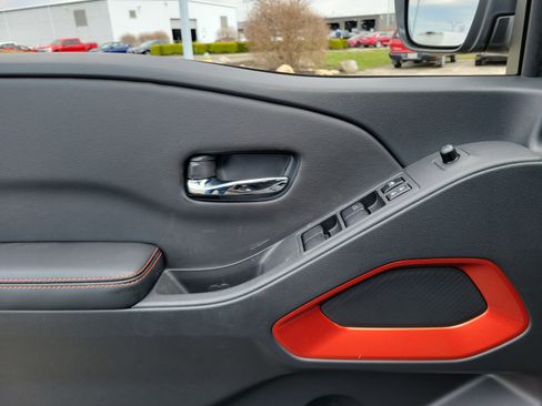 Used 2025 Nissan Frontier PRO-4X w/ Pro Convenience Package image 17