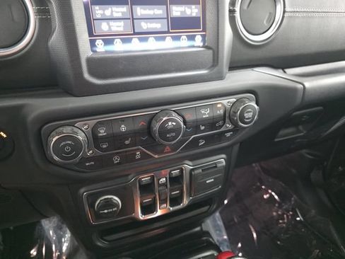 Used 2018 Jeep Wrangler Unlimited Sahara w/ LED Lighting Group AWD/4WD image 24
